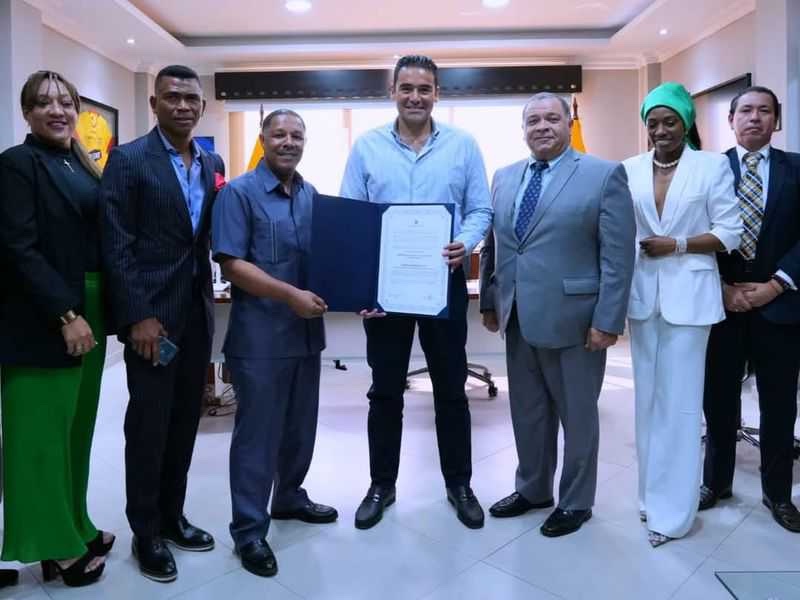 The Mayor of Samborondón (Ecuador) hands over the keys to the city to the Prime Minister of the State of the African Diaspora